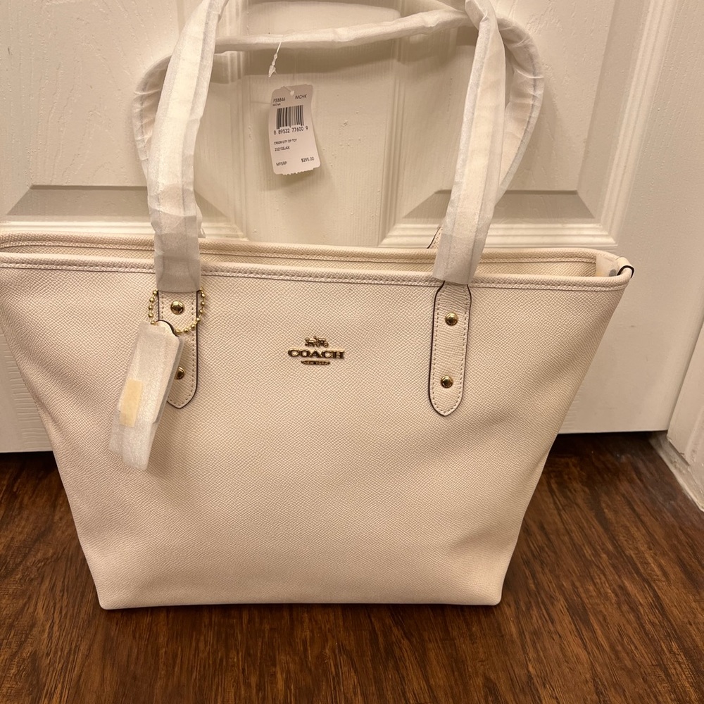 New coach medium sized purse